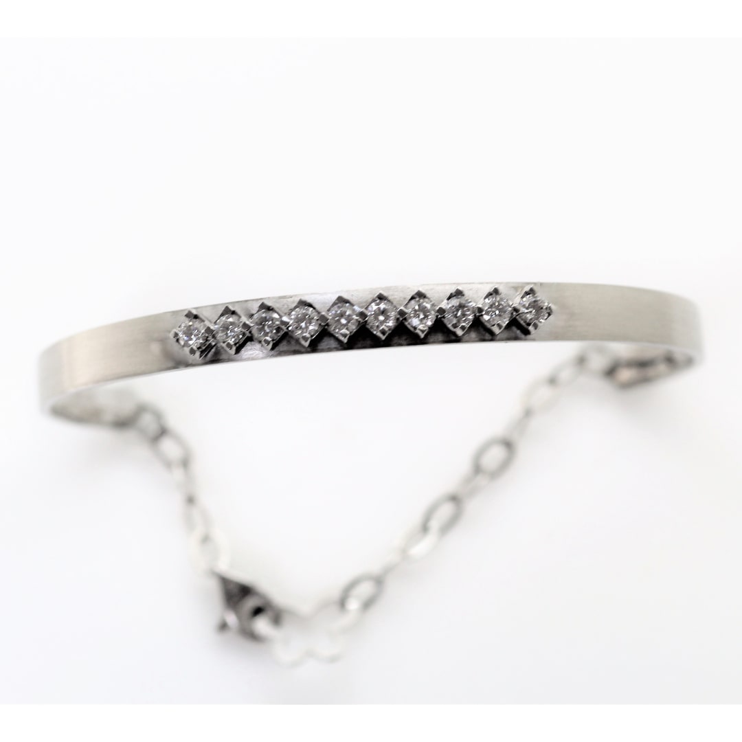 White gold diamond shop bar bracelet